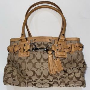 Signature Coach brown Purse 👜 “Holiday Sale 🚨 “